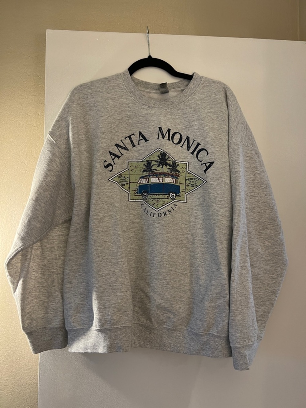 Gildan Oversized Santa Monica Graphic Crewneck Sweatshirt in Grey Bus Print - XL